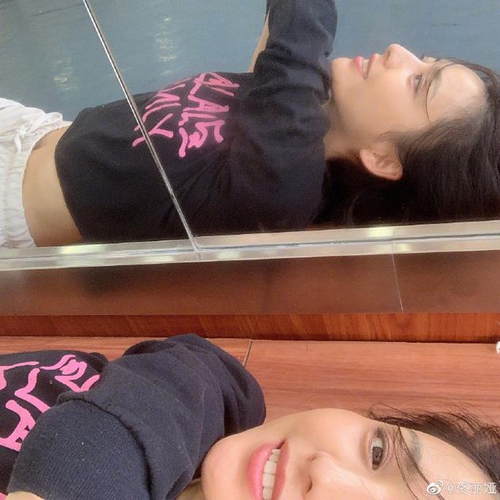 佟丽娅深夜晒自拍照 露纤细小蛮腰满屏少女风