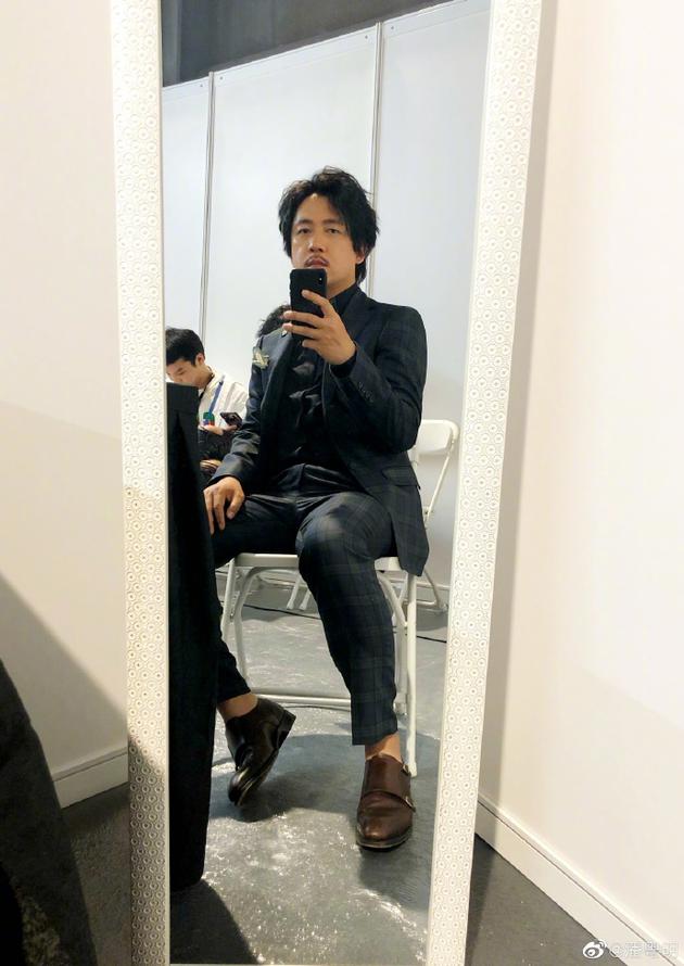 潘粤明晒自拍照造型 一头蓬松长发挡不住满屏的男人味