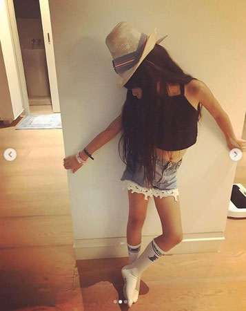 吴速玲晒女儿Grace近照 8岁的她教妈妈凹造型搞怪十足