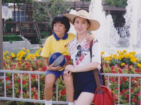 房祖名晒儿时合影为母庆生 无PS年代林凤娇美颜依旧