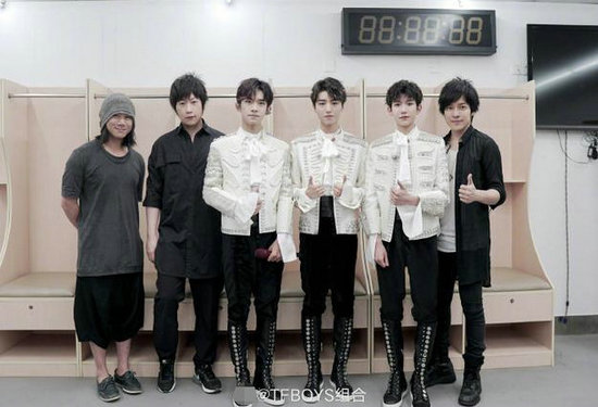 五月天SJ银赫助阵TFBOYS六周年演唱会 开心合影