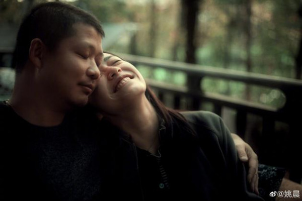 姚晨晒照庆结婚七周年 与老公曹郁甜蜜依偎