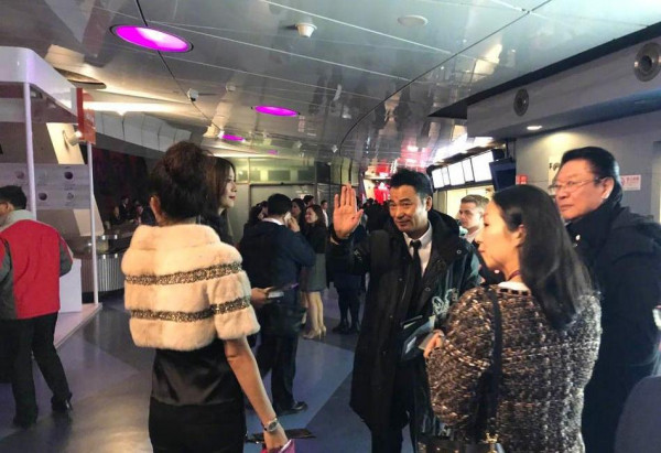 任达华与名模妻子琦琦炫酷现身观看维密秀