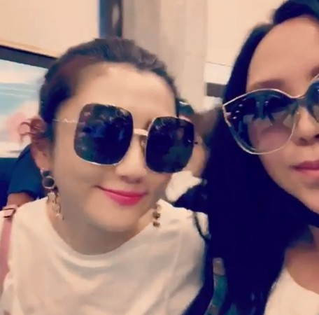 张惠妹机场偶遇Selina合照 网友:女神同框