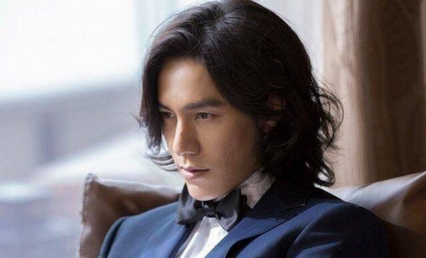 盘点娱乐圈男星长发造型:易烊千玺长发太撩人,吴亦凡却撞脸高晓松?