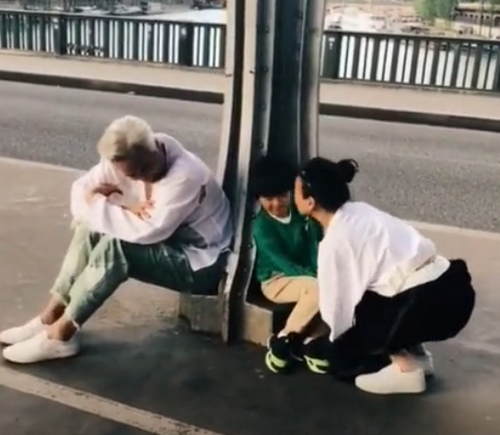 林瑞阳一家三口同行 张庭街头不断亲吻儿子