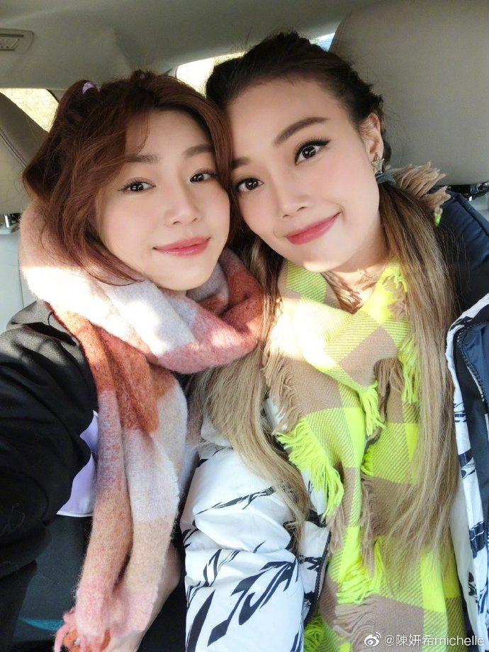 陈妍希晒与容祖儿阿兰在车内合影 贴脸显亲密