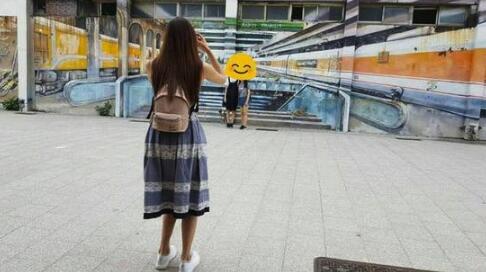 人美心善!林志玲高雄观光弯腰屈膝替游客拍照