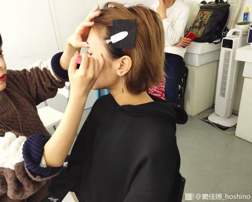 窦唯二女儿窦佳嫄晒杂志拍摄花絮 酷帅短发像姐姐