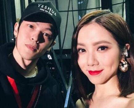 恩爱藏不住！Mark晒飞机电视看到女友邓紫棋 十分傲娇