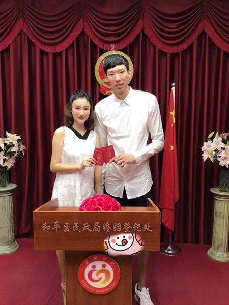 修成正果!男篮国手周琦和空姐女友领证结婚 结束6年爱情长跑