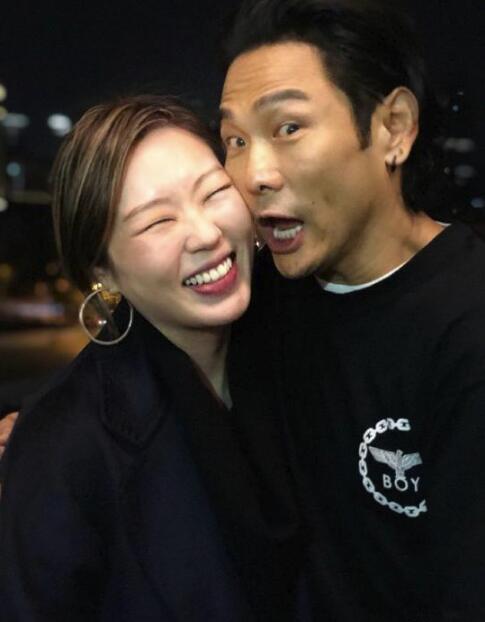 杜德伟与妻子庆祝结婚六周年 贴面自拍满脸幸福