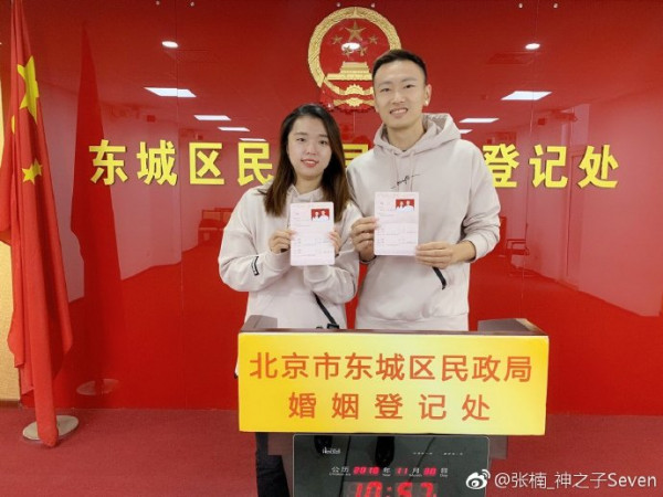 恭喜！羽毛球奥运冠军张楠晒与田卿结婚登记照
