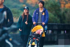 周渝民带女儿逛动物园 一家三口同框画面首次曝光