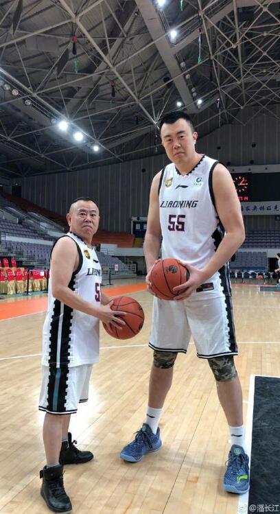 破次元壁!潘长江与韩德君合影 超萌身高差引爆笑