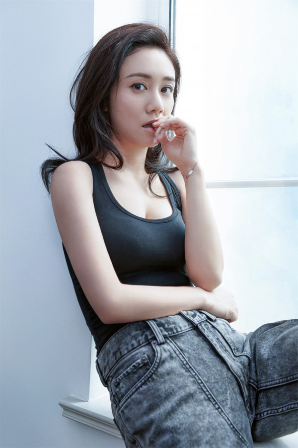 刘芸率性演绎摇滚女孩