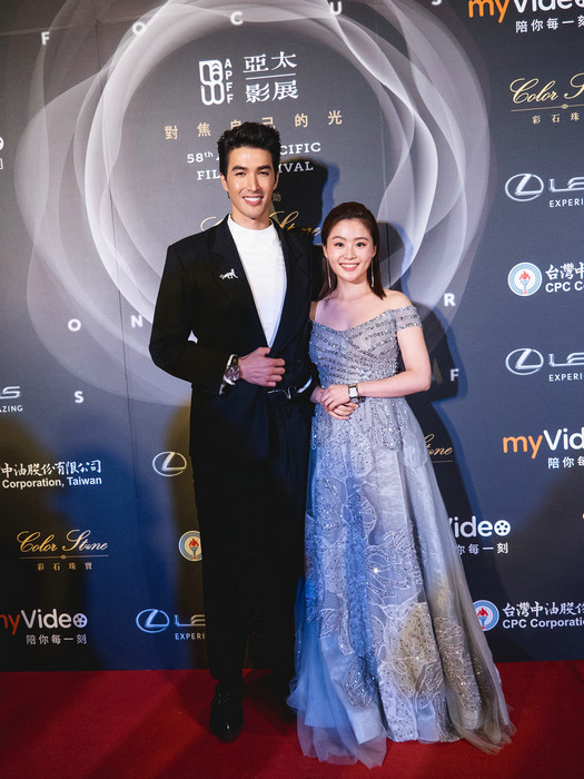 锦荣出席亚太影展 美洲豹胸针彰显时尚品味