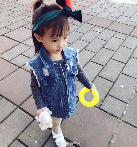 欧弟妻子分享女儿近照 JOJO戴发带变文静牛仔girl
