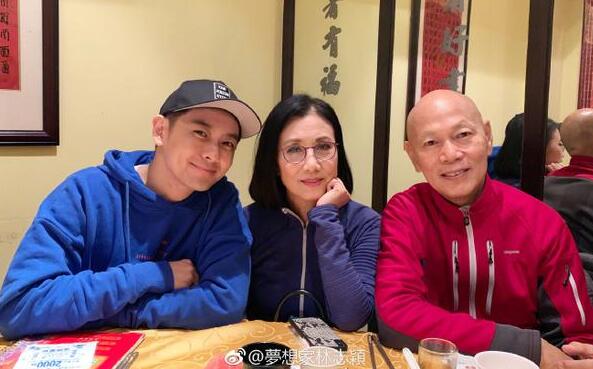 满满的回忆！ 林志颖晒与罗家英汪明荃合影