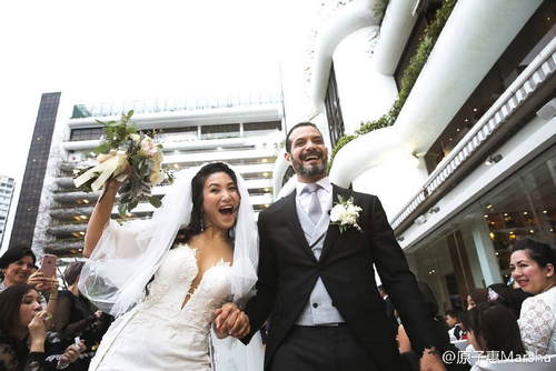 郑佩佩女儿晒浪漫结婚照 与老公花丛下热吻