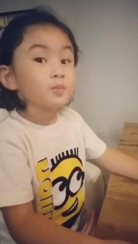 郑希怡爱女吃乳酪似鬼马小精灵 表情丰富萌翻众人
