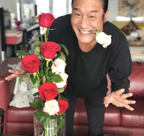 梁家辉61岁生日太太陪切蛋糕 张学友刘嘉玲等共贺寿