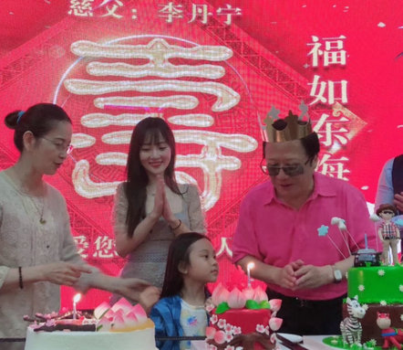 李小璐携甜馨为爸爸庆生 一家人其乐融融