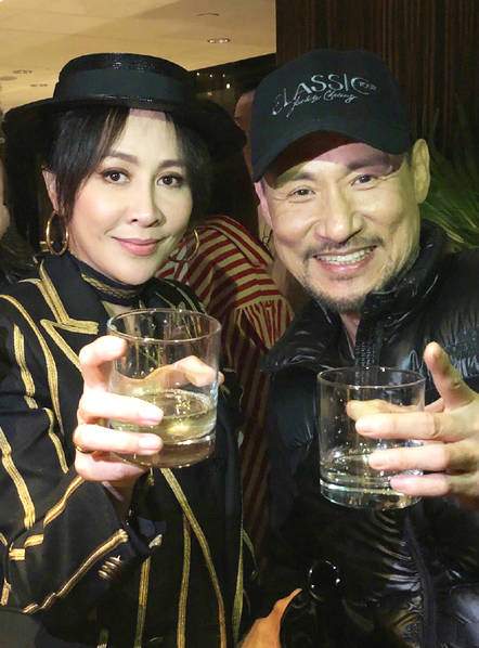 刘嘉玲晒合影庆张学友巡演结束 两人举杯畅饮笑容灿烂