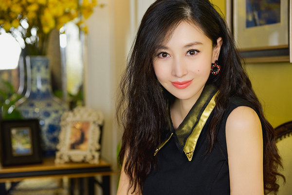 JJ贾晓晨写真展梨涡笑 蛮腰长腿似精灵